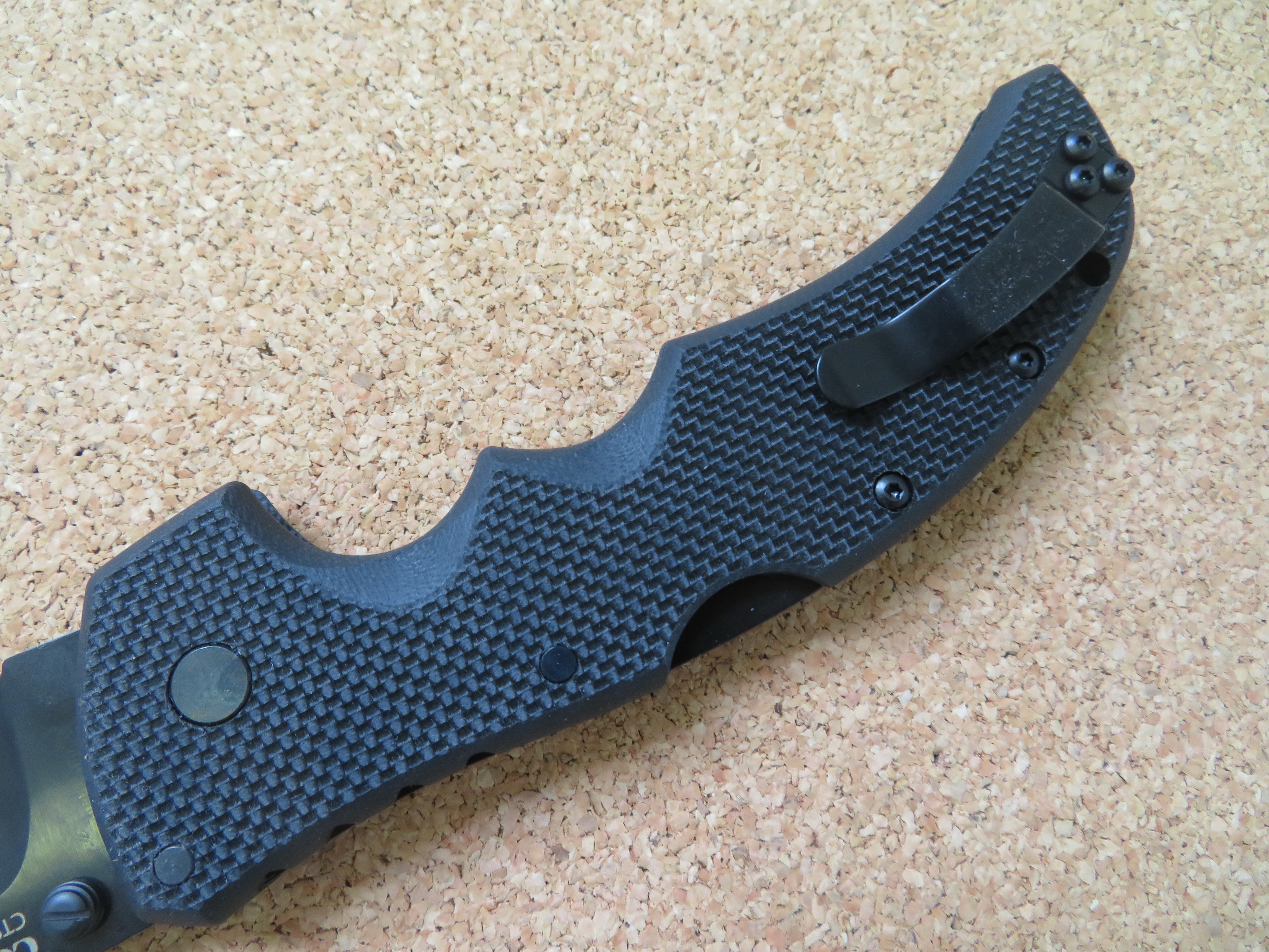 Detail rukojeti nože Recon 1 od Cold Steel vyrobené z materiálu G-10 i s kovovým klipsem.